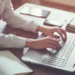 Η συμμετοχή στα νέα προγράμματα κατάρτισης της ΔΥΠΑ εξασφαλίζει φέτος έως και 2 επιπλέον μόρια στις προκηρύξεις του ΑΣΕΠ, πέρα από το εκπαιδευτικό επίδομα που φτάνει τα 750 ευρώ. Με τις αιτήσεις για τους εργαζόμενους του ιδιωτικού τομέα να βρίσκονται σε πλήρη εξέλιξη αυτόν τον Μάιο, η πιστοποίηση δεξιοτήτων αναδεικνύεται στο "κλειδί" για την αναρρίχηση στους πίνακες κατάταξης, ειδικά για τις προσλήψεις εκπαιδευτικών και διοικητικού προσωπικού.