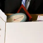 Στις συμβάσεις ορισμένου χρόνου δεν προβλέπεται η καταβολή αποζημίωσης απόλυσης με τον τρόπο που ισχύει στις συμβάσεις αορίστου χρόνου, καθώς η εργασιακή σχέση λήγει αυτοδίκαια μόλις παρέλθει η συμφωνημένη ημερομηνία. Ωστόσο, αν ο εργοδότης αποφασίσει να διακόψει τη συνεργασία σας πριν τη λήξη της σύμβασης χωρίς να υπάρχει σπουδαίος λόγος, υποχρεούται να σας καταβάλει το σύνολο των μισθών που θα παίρνατε μέχρι την κανονική ημερομηνία λήξης.