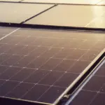 Οι μικρές και πολύ μικρές επιχειρήσεις μπορούν να υποβάλουν αίτηση για την επιδότηση εγκατάστασης φωτοβολταϊκών στη στέγη μέσω της πλατφόρμας του προγράμματος «Φωτοβολταϊκά στις Επιχειρήσεις», η οποία παραμένει ανοιχτή για την υποδοχή νέων αιτημάτων έως την εξάντληση των διαθέσιμων πόρων.
