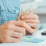 Οι άνεργοι που αναζητούν τρόπους να καλύψουν τα ασφαλιστικά τους κενά μπορούν να εξαγοράσουν έως και 300 ημέρες ανεργίας ως πλασματικό χρόνο, προκειμένου να θεμελιώσουν ταχύτερα συνταξιοδοτικό δικαίωμα ή να προσαυξήσουν το ποσό της σύνταξής τους. Η διαδικασία αυτή αποτελεί ένα σημαντικό εργαλείο, ειδικά για όσους βρίσκονται κοντά στο όριο ηλικίας και τους λείπουν λίγα ένσημα για να συμπληρώσουν την απαραίτητη 35ετία ή 40ετία.