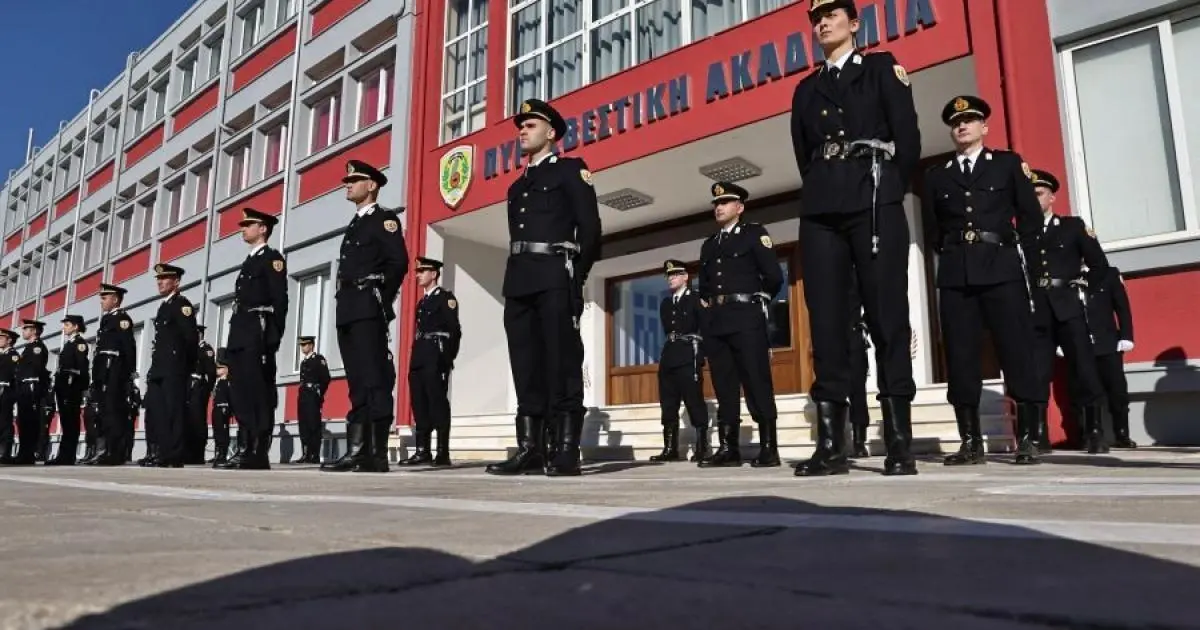 Οι αλλαγές στα όρια ηλικίας, ο σταθερός αριθμός των εισακτέων και η πλήρως ψηφιοποιημένη διαδικασία υποβολής των δικαιολογητικών διαμορφώνουν το νέο τοπίο για την εισαγωγή στη Σχολή Αξιωματικών της Πυροσβεστικής Ακαδημίας μέσω των φετινών Πανελλαδικών εξετάσεων.