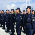 Η Σχολή Αστυφυλάκων υποδέχεται τους υποψηφίους με ένα νέο σύστημα εισαγωγής, το οποίο περιλαμβάνει ψηφιοποίηση των αιτήσεων, αλλαγές στα ηλικιακά όρια και αυστηρά κριτήρια επιλογής. Οι ενδιαφερόμενοι που συμμετέχουν στις φετινές Πανελλαδικές Εξετάσεις διεκδικούν μία από τις συνολικά 900 θέσεις, ακολουθώντας μια νέα, πιο απλοποιημένη αλλά αυστηρή διαδικασία.