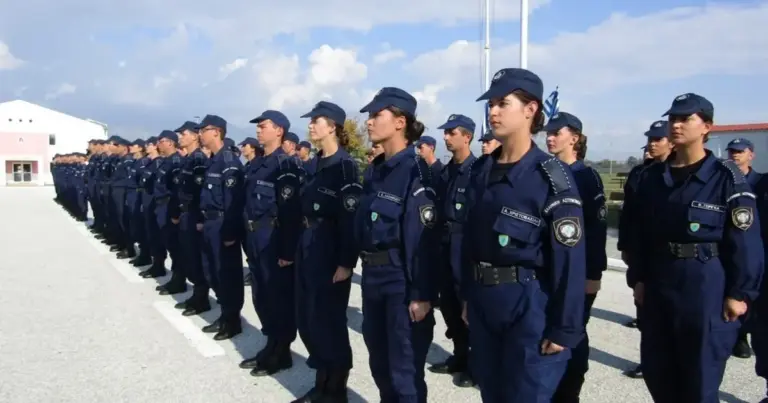 Η Σχολή Αστυφυλάκων υποδέχεται τους υποψηφίους με ένα νέο σύστημα εισαγωγής, το οποίο περιλαμβάνει ψηφιοποίηση των αιτήσεων, αλλαγές στα ηλικιακά όρια και αυστηρά κριτήρια επιλογής. Οι ενδιαφερόμενοι που συμμετέχουν στις φετινές Πανελλαδικές Εξετάσεις διεκδικούν μία από τις συνολικά 900 θέσεις, ακολουθώντας μια νέα, πιο απλοποιημένη αλλά αυστηρή διαδικασία.