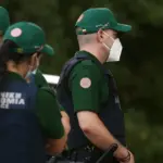 Η αλλαγή αυτή, που εδραιώνεται πλήρως το 2026, ανατρέπει τα δεδομένα για όσους στόχευαν σε μια θέση στα ΑΕΙ μέσω κατάθεσης δικαιολογητικών, καθιστώντας το μηχανογραφικό δελτίο και τις Προκαταρκτικές Εξετάσεις (ΠΚΕ) τον μοναδικό δρόμο εισαγωγής.