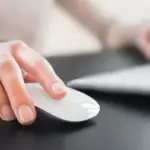 Η έκδοση της βεβαίωσης προϋπηρεσίας για χρήση στον ιδιωτικό τομέα γίνεται πλέον αποκλειστικά ψηφιακά μέσω της πλατφόρμας του e-EFKA, καταργώντας την ανάγκη για επίσκεψη σε υποκαταστήματα και μειώνοντας τον χρόνο αναμονής σε λίγα μόλις λεπτά.