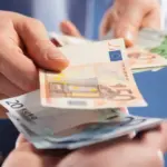 Ανοίγουν οι αιτήσεις για το νέο voucher κατάρτισης ύψους 600 ευρώ της ΔΥΠΑ, το οποίο απευθύνεται σε ανέργους και εργαζομένους που επιθυμούν να εξειδικευτούν στις ψηφιακές τέχνες. Το πρόγραμμα στοχεύει στην αναβάθμιση των δεξιοτήτων σε τομείς όπως το graphic design, το video editing, το 3D animation και το digital marketing.