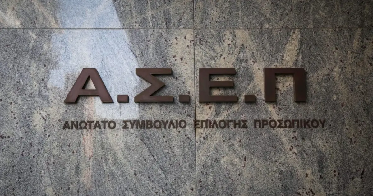 Η προετοιμασία για τη δομημένη συνέντευξη του ΑΣΕΠ αποτελεί το τελικό και πιο κρίσιμο στάδιο για την επιλογή σε διοικητικές θέσεις ευθύνης στο Δημόσιο, καθώς οι ερωτήσεις των επιτροπών εστιάζουν πλέον σε πραγματικά σενάρια διοίκησης και στη διαχείριση κρίσεων. Η διαδικασία αυτή δεν βασίζεται στην απλή αποστήθιση, αλλά στην ικανότητά σας να αποδείξετε ότι διαθέτετε τις δεξιότητες που απαιτεί μια θέση προϊσταμένου, διευθυντή ή γενικού διευθυντή.