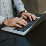 Για να εμφανιστεί το προφίλ σας στις πρώτες θέσεις των αναζητήσεων που κάνουν οι recruiters το 2026, πρέπει να εκμεταλλευτείτε τους νέους αλγόριθμους του LinkedIn που δίνουν πλέον προτεραιότητα στις δεξιότητες που συνοδεύονται από αποδείξεις και στην ενεργή αλληλεπίδραση με επαγγελματικό περιεχόμενο. Η εποχή που το LinkedIn ήταν ένα απλό στατικό βιογραφικό έχει περάσει ανεπιστρεπτί. Σήμερα, η πλατφόρμα λειτουργεί ως μια ζωντανή μηχανή αναζήτησης ταλέντων, όπου οι λεπτομέρειες στη ρύθμιση του προφίλ καθορίζουν αν θα λάβετε το επόμενο μήνυμα για συνέντευξη.