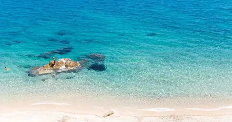 Η έκπτωση για τα ακτοπλοϊκά εισιτήρια μέσω του Κοινωνικού Τουρισμού της ΔΥΠΑ ανέρχεται φέτος σε 50% επί της καθαρής τιμής του ναύλου για τη γενική κατηγορία, ενώ για τα άτομα με αναπηρία (ΑμεΑ) η μετακίνηση είναι εντελώς δωρεάν. Το πρόγραμμα για την περίοδο 2026-2027 ξεκινά επίσημα την 1η Ιουνίου 2026, δίνοντας την ευκαιρία σε χιλιάδες δικαιούχους να προγραμματίσουν τις καλοκαιρινές τους αποδράσεις με σημαντικά μειωμένο κόστος στα πλοία.