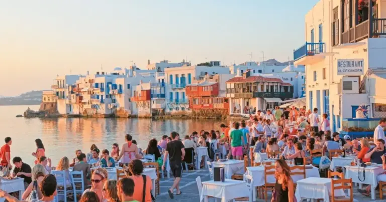Η διαδικασία γίνεται αποκλειστικά με ηλεκτρονικό τρόπο και οι δικαιούχοι μπορούν να υποβάλουν την αίτησή τους ανάλογα με τον λήγοντα αριθμό του ΑΦΜ τους, προκειμένου να αποφευχθεί η υπερφόρτωση του συστήματος.