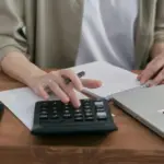 Ο υπολογισμός των ενσήμων για την πρόωρη συνταξιοδότηση γίνεται πλέον μέσα σε λίγα λεπτά μέσω της νέας αναβαθμισμένης εφαρμογής «Σύνταξη σε 1 κλικ» στην πλατφόρμα του e-ΕΦΚΑ, η οποία ενσωματώνει αυτόματα όλο τον ασφαλιστικό χρόνο από το 2002 έως σήμερα.
