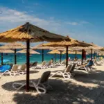 Οι εργαζόμενοι που προσλαμβάνονται τώρα, τον Μάιο του 2026, δικαιούνται κανονικά άδεια για το φετινό καλοκαίρι, η οποία υπολογίζεται σε 2 ημέρες άδειας για κάθε μήνα απασχόλησης μέχρι τη στιγμή που θα τη ζητήσουν.