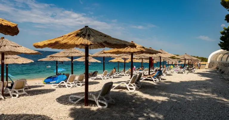 Οι εργαζόμενοι που προσλαμβάνονται τώρα, τον Μάιο του 2026, δικαιούνται κανονικά άδεια για το φετινό καλοκαίρι, η οποία υπολογίζεται σε 2 ημέρες άδειας για κάθε μήνα απασχόλησης μέχρι τη στιγμή που θα τη ζητήσουν.
