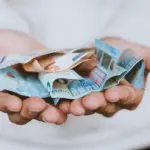 Η αποζημίωση υπολογίζεται πάντα με βάση τις τακτικές αποδοχές του τελευταίου μήνα υπό καθεστώς πλήρους απασχόλησης, πράγμα που σημαίνει ότι οποιαδήποτε αύξηση στον βασικό μισθό ανεβάζει αυτόματα και το ποσό που δικαιούται να λάβει ο εργαζόμενος σε περίπτωση καταγγελίας της σύμβασής του.