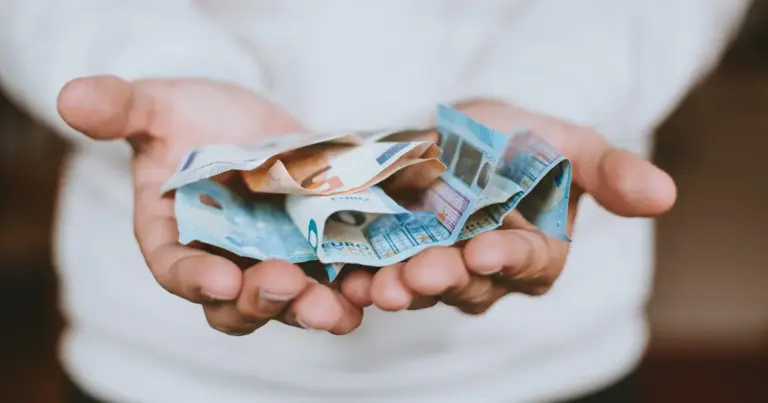 Η αποζημίωση υπολογίζεται πάντα με βάση τις τακτικές αποδοχές του τελευταίου μήνα υπό καθεστώς πλήρους απασχόλησης, πράγμα που σημαίνει ότι οποιαδήποτε αύξηση στον βασικό μισθό ανεβάζει αυτόματα και το ποσό που δικαιούται να λάβει ο εργαζόμενος σε περίπτωση καταγγελίας της σύμβασής του.