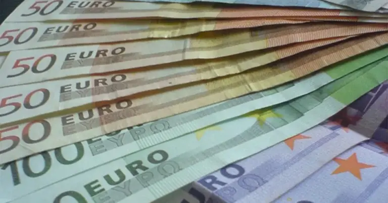 Σήμερα, 11 Μαΐου, όσοι αμείβονται με τα κατώτατα όρια ή έχουν μικρή προϋπηρεσία, πρέπει να γνωρίζουν ότι η βάση υπολογισμού για την απόλυσή τους έχει αλλάξει, συμπαρασύροντας και το δώρο Πάσχα, το δώρο Χριστουγέννων και το επίδομα αδείας που ενσωματώνονται στο τελικό ποσό.