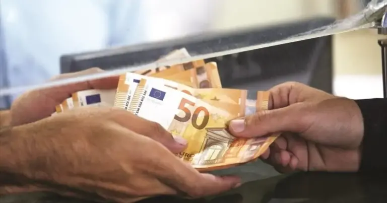 Κάθε εργαζόμενος στην Ελλάδα που αποχωρεί από την εργασία του, είτε λόγω παραίτησης, είτε λόγω απόλυσης, δικαιούται να λάβει σε χρήματα τις ημέρες της κανονικής άδειας που δεν πρόλαβε να πάρει, μαζί με το ανάλογο επίδομα αδείας.