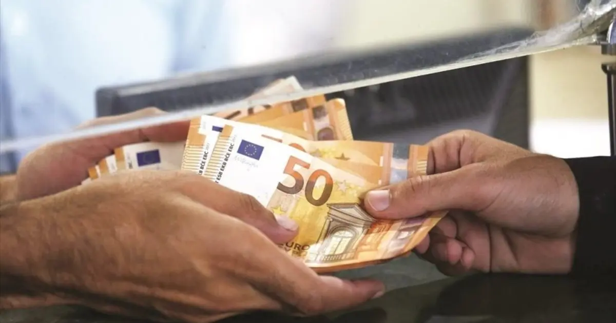 Κάθε εργαζόμενος στην Ελλάδα που αποχωρεί από την εργασία του, είτε λόγω παραίτησης, είτε λόγω απόλυσης, δικαιούται να λάβει σε χρήματα τις ημέρες της κανονικής άδειας που δεν πρόλαβε να πάρει, μαζί με το ανάλογο επίδομα αδείας.