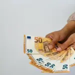 Σε αντίθεση με τους εργαζόμενους πλήρους ωραρίου, οι μερικώς απασχολούμενοι λαμβάνουν ως δώρο το μισό του μηνιαίου μισθού τους, εφόσον εργάστηκαν ολόκληρο το τετράμηνο, προσαυξημένο με τον ειδικό συντελεστή αδείας (0,04166).