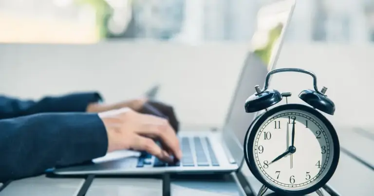 Η ύπαρξη διαστημάτων εργασίας με συμβάσεις ορισμένου χρόνου (π.χ. μέσω προγραμμάτων κοινωφελούς εργασίας, εποχικής απασχόλησης ή αναπληρωτών εκπαιδευτικών) δεν διαγράφει οριστικά το παρελθόν σας από τα αρχεία του οργανισμού.