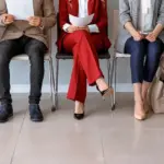 Το ζήτημα αυτό προκαλεί συχνά μπερδέματα στους υποψηφίους που προσπαθούν να συγκεντρώσουν τα απαραίτητα μόρια για τις προσλήψεις στο δημόσιο, καθώς μια διακοπή έστω και μίας ημέρας μηδενίζει το κοντέρ της συνεχόμενης ανεργίας.