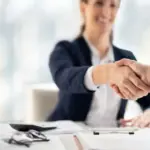 Η διαπραγμάτευση για τη διαμονή και τη σίτιση σε μια εποχιακή δουλειά πρέπει να γίνεται πριν από την υπογραφή της σύμβασης, καθώς οι παροχές αυτές αποτελούν μέρος των συνολικών αποδοχών σας και διέπονται από συγκεκριμένους κανόνες που προστατεύουν την αξιοπρεπή διαβίωσή σας.