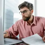 Η εκμετάλλευση της σημερινής Κυριακής για τη στοχευμένη επικαιροποίηση του βιογραφικού σας σημειώματος μπορεί να σας τοποθετήσει στην κορυφή της λίστας των recruiters, καθώς από αύριο, 1η Ιουνίου, ανοίγει ο πιο δυναμικός κύκλος προσλήψεων του καλοκαιριού στην ελληνική αγορά εργασίας.