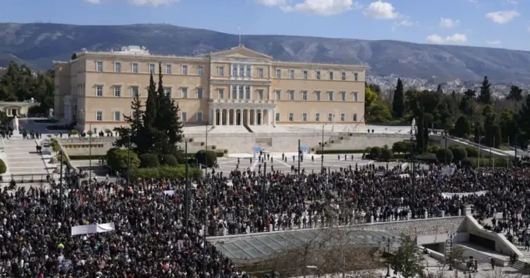 Η κινητοποίηση της ΑΔΕΔΥ αποτελεί τον κεντρικό πόλο της σημερινής διαμαρτυρίας, με τους διαδηλωτές να αναμένεται να κατευθυνθούν προς τη Βουλή αμέσως μετά τις ομιλίες στην πλατεία.