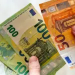 Το διατραπεζικό σύστημα (ΔΙΑΣ) πιστώνει τους λογαριασμούς των δικαιούχων πάντα κατά την προηγούμενη εργάσιμη ημέρα από την επίσημη ημερομηνία καταβολής του e-ΕΦΚΑ.