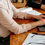 Η επιδότηση μισθού που φτάνει έως και το 75% του συνολικού κόστους αποτελεί το κεντρικό κίνητρο των προγραμμάτων της ΔΥΠΑ για την πρόσληψη ανέργων άνω των 55 ετών, προσφέροντας μια ουσιαστική διέξοδο επανένταξης στην αγορά εργασίας. Με τα τρέχοντα προγράμματα που "τρέχουν" αυτόν τον Μάιο του 2026, οι επιχειρήσεις του ιδιωτικού τομέα αλλά και φορείς της τοπικής αυτοδιοίκησης λαμβάνουν σημαντική οικονομική στήριξη για να εμπιστευτούν την εμπειρία των μεγαλύτερων σε ηλικία στελεχών.