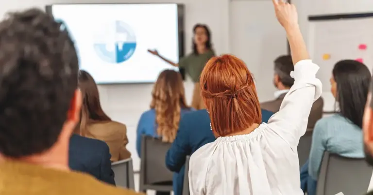 Τα σεμινάρια διαχείρισης κινδύνου (risk management) που εξασφαλίζουν επίσημη μοριοδότηση αποτελούν αυτή τη στιγμή το «κλειδί» για την πρόσληψη σε τράπεζες, επενδυτικές εταιρείες και χρηματοοικονομικούς φορείς του δημοσίου και ιδιωτικού τομέα στην Ελλάδα. Με την αγορά να αναζητά στελέχη που μπορούν να θωρακίσουν τους οργανισμούς από τις σύγχρονες οικονομικές και γεωπολιτικές αναταράξεις, η κατοχή ενός πιστοποιημένου σεμιναρίου προσφέρει άμεσο προβάδισμα στις διαδικασίες επιλογής προσωπικού.