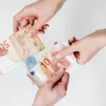 Νέες αναπροσαρμογές στις ασφαλιστικές εισφορές τίθενται σε εφαρμογή από αύριο, Δευτέρα 11 Μαΐου 2026, για εκατοντάδες χιλιάδες ελεύθερους επαγγελματίες, αυτοαπασχολούμενους και αγρότες, καθώς ο ΕΦΚΑ ολοκληρώνει τη διαδικασία εκκαθάρισης για το τρέχον έτος. Η μεταβολή αυτή αφορά κυρίως την ενσωμάτωση του πληθωριστικού συντελεστή στα ειδοποιητήρια, μια διαδικασία που επηρεάζει το τελικό ποσό που καλούνται να καταβάλουν οι ασφαλισμένοι για την κύρια σύνταξη, την υγειονομική περίθαλψη και τους κλάδους υπέρ ανεργίας.