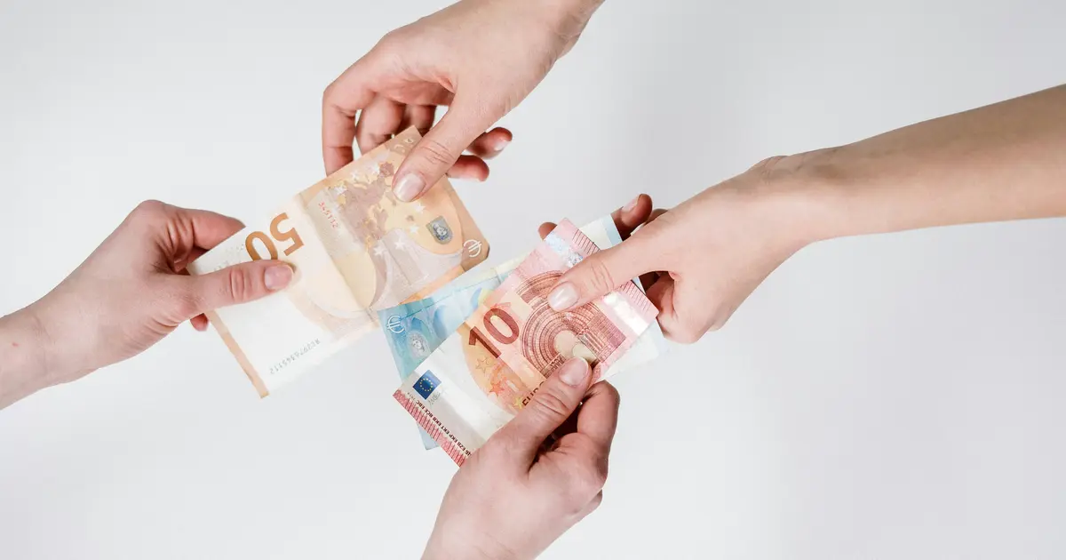 Νέες αναπροσαρμογές στις ασφαλιστικές εισφορές τίθενται σε εφαρμογή από αύριο, Δευτέρα 11 Μαΐου 2026, για εκατοντάδες χιλιάδες ελεύθερους επαγγελματίες, αυτοαπασχολούμενους και αγρότες, καθώς ο ΕΦΚΑ ολοκληρώνει τη διαδικασία εκκαθάρισης για το τρέχον έτος. Η μεταβολή αυτή αφορά κυρίως την ενσωμάτωση του πληθωριστικού συντελεστή στα ειδοποιητήρια, μια διαδικασία που επηρεάζει το τελικό ποσό που καλούνται να καταβάλουν οι ασφαλισμένοι για την κύρια σύνταξη, την υγειονομική περίθαλψη και τους κλάδους υπέρ ανεργίας.