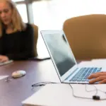 Σε πλήρη εφαρμογή τίθεται από αύριο, Δευτέρα 25 Μαΐου 2026, η νέα εγκύκλιος του Υπουργείου Εργασίας που φέρνει ριζικές αλλαγές στον τρόπο χρήσης της ψηφιακής κάρτας εργασίας, αναδιαμορφώνοντας το τοπίο των εργασιακών σχέσεων και των καθημερινών ελέγχων σε χιλιάδες επιχειρήσεις.