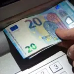 Το επίδομα ανεργίας για τους εποχικούς υπαλλήλους αλλάζει ριζικά από την 1η Απριλίου 2026, καθώς τίθεται σε πλήρη εφαρμογή το νέο σύστημα της ΔΥΠΑ που συνδέει το ύψος της ενίσχυσης με τις προηγούμενες αποδοχές και τα έτη ασφάλισης. Με τη νέα ρύθμιση, το επίδομα παύει να είναι ένα οριζόντιο ποσό για όλους και μετατρέπεται σε μια εμπροσθοβαρής κλιμακωτή παροχή, η οποία ξεκινά από υψηλά επίπεδα και μειώνεται σταδιακά, φτάνοντας έως και τα 1.295 ευρώ για τους πρώτους μήνες.