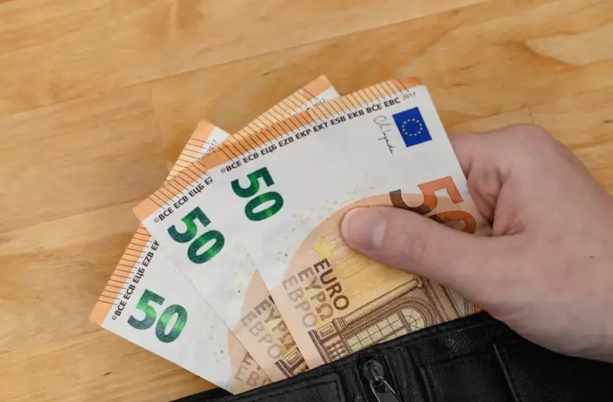 Οι αλλαγές, οι οποίες εφαρμόζονται ήδη για όσους ολοκληρώνουν την απασχόλησή τους κατά την τρέχουσα τουριστική και επισιτιστική περίοδο, στοχεύουν στη δικαιότερη κατανομή των πόρων και στη σύνδεση του επιδόματος με τον πραγματικό χρόνο εργασίας.
