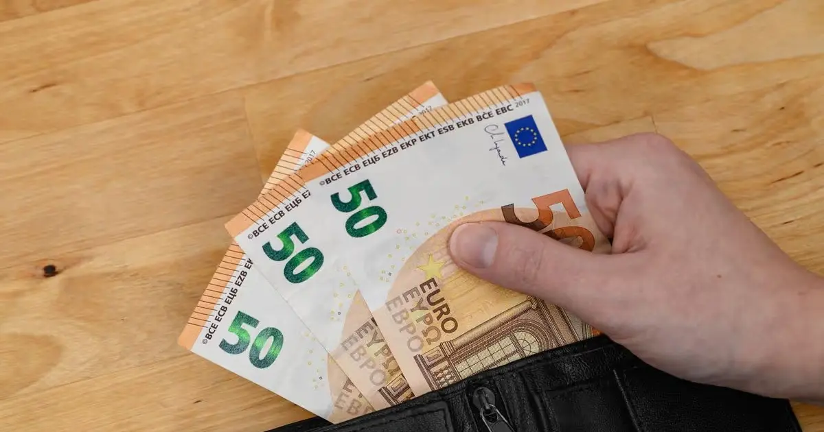Οι αλλαγές, οι οποίες εφαρμόζονται ήδη για όσους ολοκληρώνουν την απασχόλησή τους κατά την τρέχουσα τουριστική και επισιτιστική περίοδο, στοχεύουν στη δικαιότερη κατανομή των πόρων και στη σύνδεση του επιδόματος με τον πραγματικό χρόνο εργασίας.
