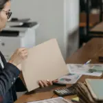 Η καθιέρωση της ψηφιακής κάρτας εργασίας και η αυστηροποίηση των ορίων στην τηλεεργασία αποτελούν τους κεντρικούς πυλώνες της νέας εγκυκλίου που αναμορφώνει το ωράριο στο Δημόσιο για το 2026.
