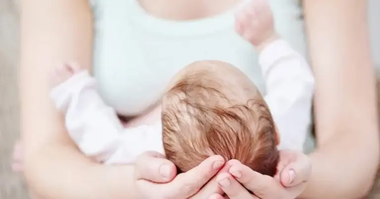 Η ειδική παροχή προστασίας της μητρότητας στον ιδιωτικό τομέα έχει πλέον διάρκεια 9 μηνών και καταβάλλεται από τη ΔΥΠΑ, προσφέροντας στις εργαζόμενες μητέρες τη δυνατότητα να παραμείνουν κοντά στο παιδί τους λαμβάνοντας μηνιαία αποζημίωση ίση με τον κατώτατο μισθό.