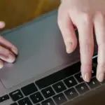 Αν το ηλεκτρονικό παράβολο δεν εμφανίζεται ως "πληρωμένο" κατά τη διάρκεια της αίτησής σας στον ΑΣΕΠ, η πρώτη κίνηση που πρέπει να κάνετε είναι να ελέγξετε αν ο κωδικός παραβόλου έχει δεσμευτεί σωστά στο σύστημα e-paravolo της ΓΓΠΣ, καθώς η διασύνδεση των δύο συστημάτων μπορεί να καθυστερήσει μερικά λεπτά ή να απαιτεί χειροκίνητη παρέμβαση. Το πρόβλημα αυτό είναι συνηθισμένο, ειδικά σε περιόδους αιχμής όπως τον Μάιο του 2026, και αν δεν επιλυθεί εγκαίρως, η αίτησή σας θα θεωρηθεί άκυρη, ακόμη και αν έχετε πληρώσει το αντίστοιχο ποσό στην τράπεζα.