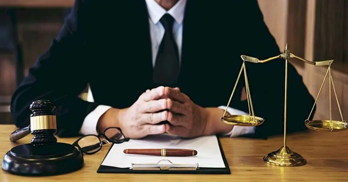 Αν ο εργοδότης σας δεν σας κατέβαλε την προβλεπόμενη προσαύξηση 75% για την εργασία σας την Πρωτομαγιά, έχετε κάθε νόμιμο δικαίωμα να διεκδικήσετε τα χρήματά σας προχωρώντας σε καταγγελία στην Επιθεώρηση Εργασίας. Η φετινή Πρωτομαγιά καθορίστηκε ως υποχρεωτική αργία, πράγμα που σημαίνει ότι η απασχόληση των εργαζομένων απαγορεύεται, εκτός από τις επιχειρήσεις που λειτουργούν νόμιμα κατά τις Κυριακές και αργίες.