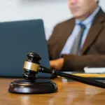 Αν ο εργοδότης σάς ζητήσει να εργαστείτε με σπαστό ωράριο ενώ η σύμβασή σας προβλέπει συνεχές, έχετε το νόμιμο δικαίωμα να αρνηθείτε, καθώς οποιαδήποτε μονομερής αλλαγή του τρόπου παροχής της εργασίας συνιστά μονομερή βλαπτική μεταβολή των όρων εργασίας. Η μετατροπή του συνεχούς ωραρίου σε διακεκομμένο απαιτεί υποχρεωτικά τη δική σας έγγραφη συναίνεση και τροποποίηση της ατομικής σύμβασης εργασίας, η οποία πρέπει να δηλωθεί στο πληροφοριακό σύστημα Εργάνη ΙΙ.