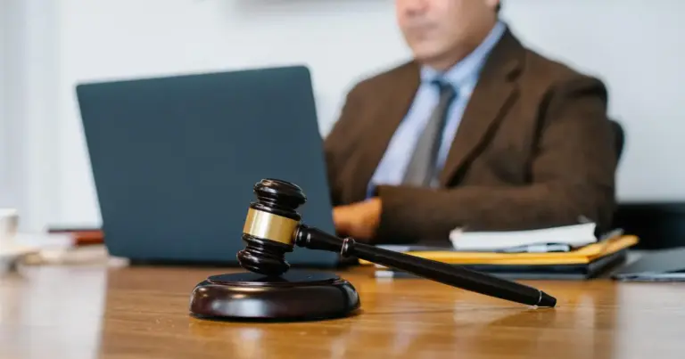 Αν ο εργοδότης σάς ζητήσει να εργαστείτε με σπαστό ωράριο ενώ η σύμβασή σας προβλέπει συνεχές, έχετε το νόμιμο δικαίωμα να αρνηθείτε, καθώς οποιαδήποτε μονομερής αλλαγή του τρόπου παροχής της εργασίας συνιστά μονομερή βλαπτική μεταβολή των όρων εργασίας. Η μετατροπή του συνεχούς ωραρίου σε διακεκομμένο απαιτεί υποχρεωτικά τη δική σας έγγραφη συναίνεση και τροποποίηση της ατομικής σύμβασης εργασίας, η οποία πρέπει να δηλωθεί στο πληροφοριακό σύστημα Εργάνη ΙΙ.