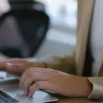 Η έκδοση του e-Paravolo χωρίς την ταυτόχρονη και έγκαιρη δέσμευση παραβόλου στην πλατφόρμα του ΑΣΕΠ αποτελεί την κύρια αιτία που το σύστημα ακυρώνει ως εκπρόθεσμες τις αιτήσεις χιλιάδων εκπαιδευτικών στις προκηρύξεις για τους μόνιμους διορισμούς και τις προσλήψεις αναπληρωτών. Πολλοί υποψήφιοι θεωρούν λανθασμένα ότι η απλή πληρωμή του ηλεκτρονικού παραβόλου αρκεί, όμως αν ο μοναδικός 20ψήφιος κωδικός δεν συνδεθεί ψηφιακά με την αίτηση πριν από τη λήξη της προθεσμίας, ο φάκελος τίθεται αυτόματα εκτός διαδικασίας χωρίς δικαίωμα διόρθωσης.