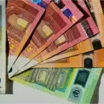 Η μη έγκαιρη ανανέωση της κάρτας ανεργίας εντός του προκαθορισμένου χρονικού παραθύρου οδηγεί σε άμεση διακοπή του επιδόματος και απώλεια της ιδιότητας του ανέργου, χωρίς δυνατότητα αναδρομικής διόρθωσης. Αν χάσετε την προθεσμία, το σύστημα της ΔΥΠΑ σας θέτει εκτός μητρώου την επόμενη κιόλας ημέρα, κάτι που σημαίνει ότι σταματά η καταβολή των χρημάτων και μηδενίζεται ο χρόνος προϋπηρεσίας στην ανεργία που έχετε συγκεντρώσει.