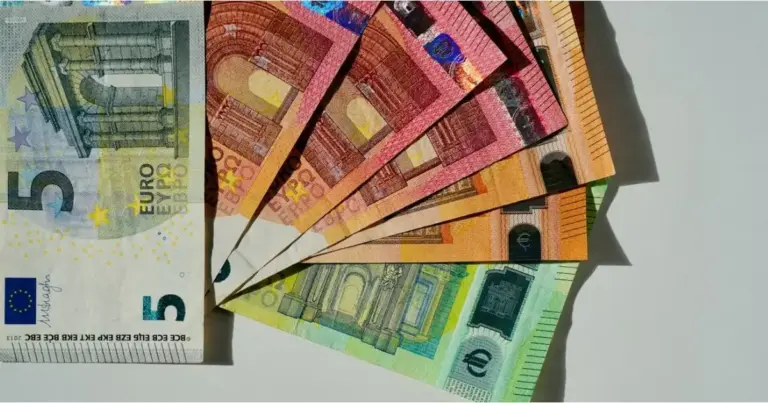 Η μη έγκαιρη ανανέωση της κάρτας ανεργίας εντός του προκαθορισμένου χρονικού παραθύρου οδηγεί σε άμεση διακοπή του επιδόματος και απώλεια της ιδιότητας του ανέργου, χωρίς δυνατότητα αναδρομικής διόρθωσης. Αν χάσετε την προθεσμία, το σύστημα της ΔΥΠΑ σας θέτει εκτός μητρώου την επόμενη κιόλας ημέρα, κάτι που σημαίνει ότι σταματά η καταβολή των χρημάτων και μηδενίζεται ο χρόνος προϋπηρεσίας στην ανεργία που έχετε συγκεντρώσει.