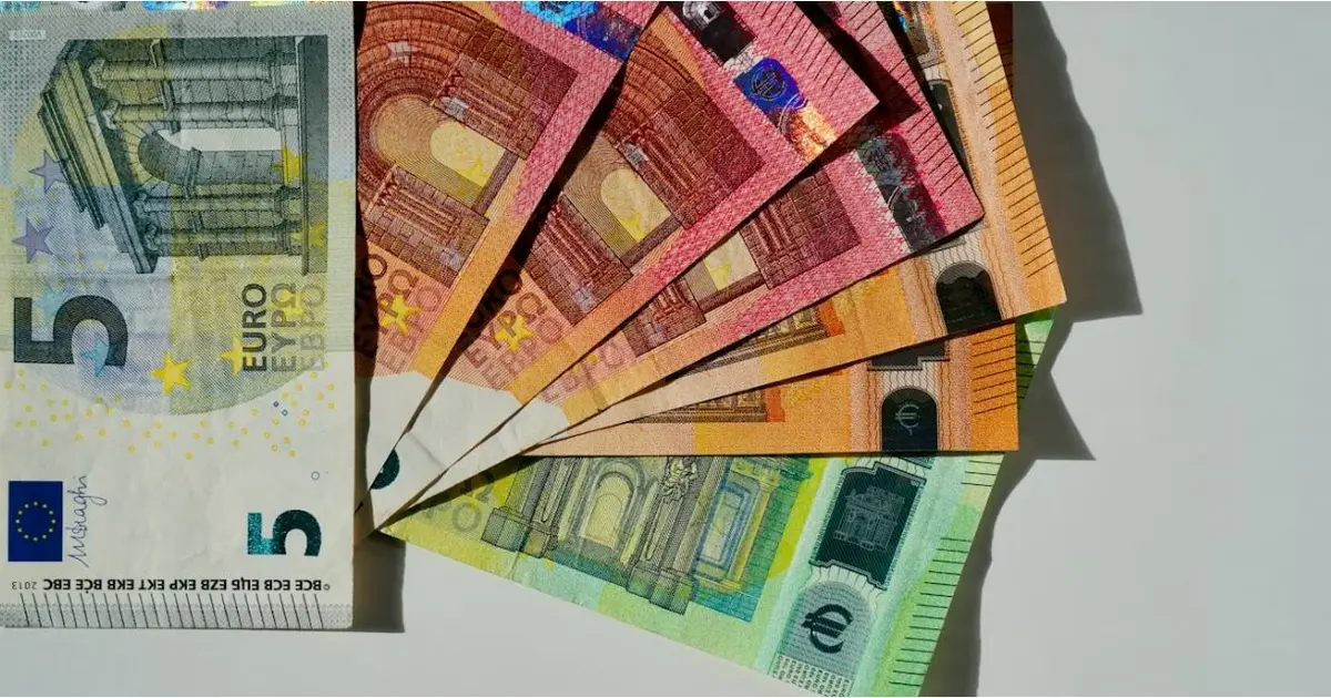 Η μη έγκαιρη ανανέωση της κάρτας ανεργίας εντός του προκαθορισμένου χρονικού παραθύρου οδηγεί σε άμεση διακοπή του επιδόματος και απώλεια της ιδιότητας του ανέργου, χωρίς δυνατότητα αναδρομικής διόρθωσης. Αν χάσετε την προθεσμία, το σύστημα της ΔΥΠΑ σας θέτει εκτός μητρώου την επόμενη κιόλας ημέρα, κάτι που σημαίνει ότι σταματά η καταβολή των χρημάτων και μηδενίζεται ο χρόνος προϋπηρεσίας στην ανεργία που έχετε συγκεντρώσει.