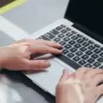 Το σύστημα e-Παράβολο συχνά δεν αναγνωρίζει την πληρωμή των 3 ευρώ επειδή οι χρήστες δεν περιμένουν την απαραίτητη οριστικοποίηση της συναλλαγής από την τράπεζα, η οποία μπορεί να διαρκέσει από λίγα λεπτά έως και δύο εργάσιμες ημέρες ανάλογα με τον τρόπο πληρωμής.