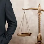 Η υποχρεωτική υπαγωγή των ασκούμενων δικηγόρων στην ασφάλιση του e-ΕΦΚΑ (πρώην Τομέας Υγείας Δικηγόρων) και η διασφάλιση των αμοιβών τους αποτελούν το κλειδί για την ομαλή είσοδο των νέων νομικών στην αγορά εργασίας. Οι ασκούμενοι δικηγόροι δικαιούνται πλήρη κάλυψη για τον κλάδο υγείας από την πρώτη ημέρα της εγγραφής τους στον οικείο Δικηγορικό Σύλλογο, ενώ το καθεστώς των αμοιβών τους διαφέρει σημαντικά ανάλογα με τον φορέα στον οποίο πραγματοποιούν την άσκησή τους.