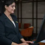 Οι νέες αμοιβές για τους εργαζομένους στον τουρισμό καθορίζονται φέτος από την υποχρεωτική εθνική κλαδική συλλογική σύμβαση εργασίας, η οποία εξασφαλίζει αυξημένους βασικούς μισθούς και πλήρη ασφαλιστικά δικαιώματα για τη θερινή σεζόν. Με την τουριστική περίοδο να βρίσκεται σε πλήρη εξέλιξη, οι ξενοδοχοϋπάλληλοι και οι απασχολούμενοι στον επισιτισμό οφείλουν να γνωρίζουν τα ελάχιστα όρια αποδοχών, τα επιδόματα, αλλά και το καθεστώς της επαναπρόσληψης.